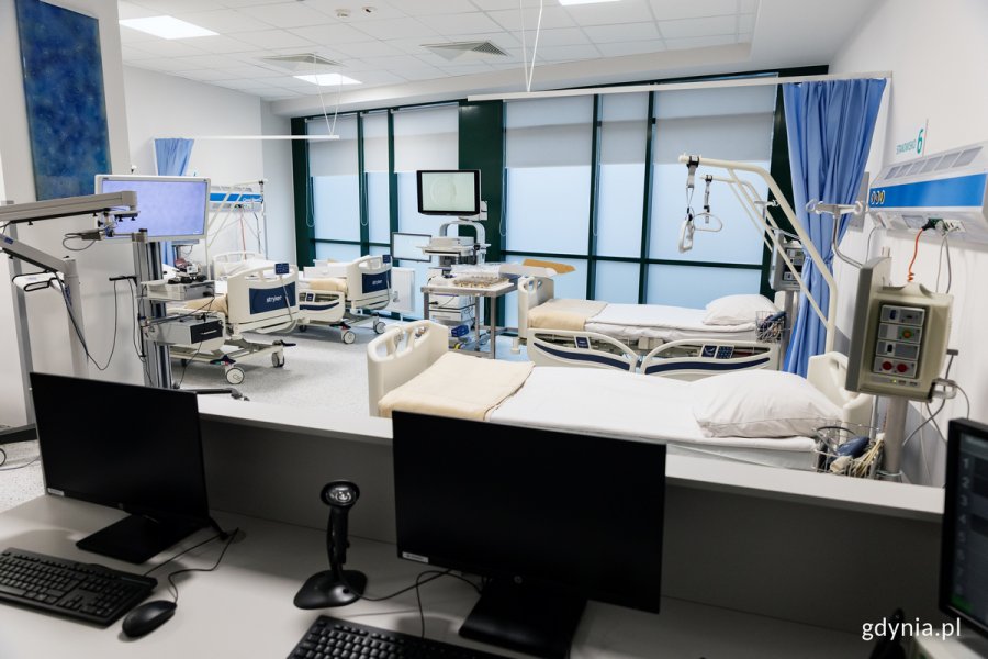 Sala w nowym oddziale szpitalnym z nowoczesnym wyposażeniem.