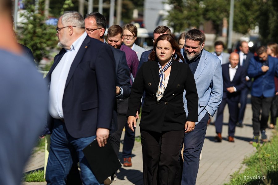 Prezydent Gdyni Aleksandra Kosiorek przez briefingiem prasowym dotyczącym finansowania Drogi Czerwonej i Estakady Kwiatkowskiego (fot. Kamil Złoch)
