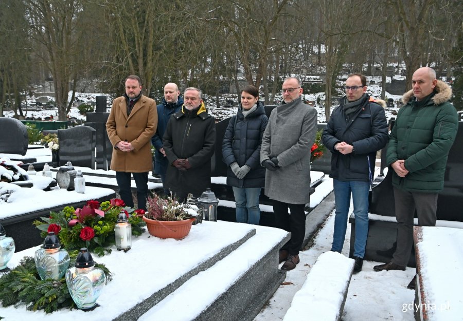 Kwiaty na grobie Jerzego Zająca złożyli (od lewej): wiceprezydenci Marek Łucyk i Bartosz Bartoszewicz, prezydent Wojciech Szczurek, wiceprezydenci Katarzyna Gruszecka-Spychała i Michał Guć, radny Jakub Ubych i sekretarz miasta Rafał Klajnert