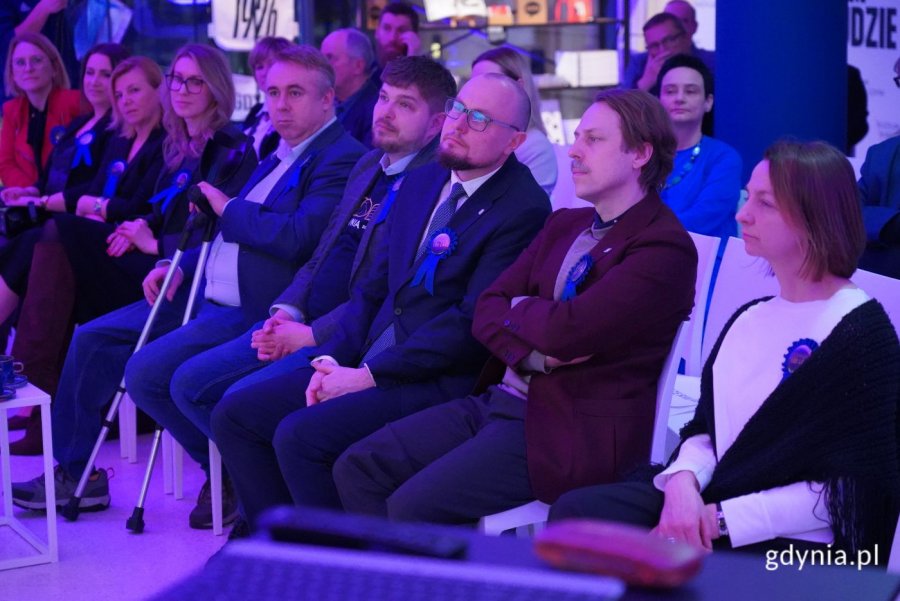 Na zdjęciu (od lewej): radny Arkadiusz Dzierżyński, radny Dominik Aziewicz, dyrektor zarządzający ds. kultury i aktywności mieszkańc&oacute;w Mariusz Bzdęga, radny Łukasz Piesiewicz, radna Larysa Kramin (fot. Magdalena Starnawska)