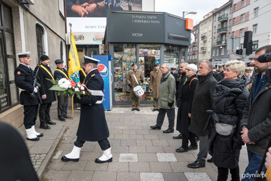Delegacja gdyńskich samorządowców składa kwiaty przed tablicą pamiątkową umieszczoną na fasadzie domu Jana Radtkego - pierwszego wójta Gdyni. Od lewej: radny Zenon Roda, Marcin Wołek - wiceprzewodniczący Rady Miasta Gdyni, Joanna Zielińska - przewodnicząca Rady Miasta Gdyni, Wojciech Szczurek - prezydent Gdyni oraz radni Elżbieta Raczyńska i Lechosław Dzierżak // fot. Kamil Złoch