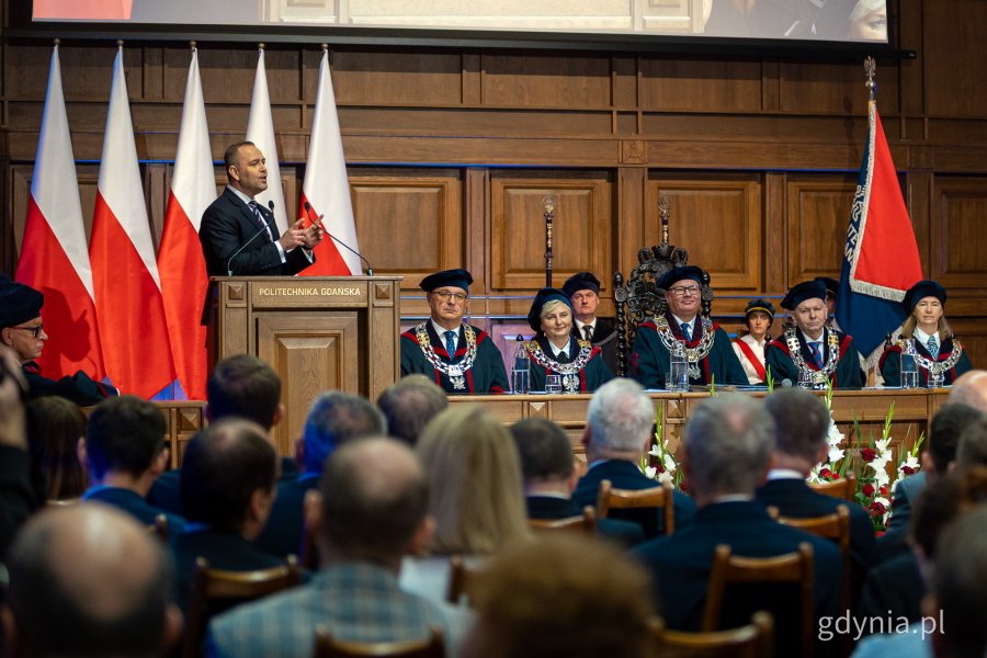 Przemówienie prezydenta RP Karola Nawrockiego. Inauguracja roku akademickiego 2025/2026 na Politechnice Gdańskiej (fot. Kamil Złoch)