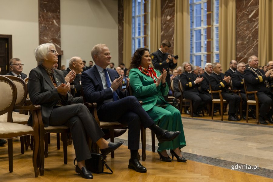 Od lewej: Joanna Zielińska - radna Gdyni i przedstawicielka rady uczelni, senator Sławomir Rybicki oraz Dorota Arciszewska-Mielewczyk - posłanka podczas uroczystości z okazji 104. rocznicy działalności Uniwersytetu Morskiego
