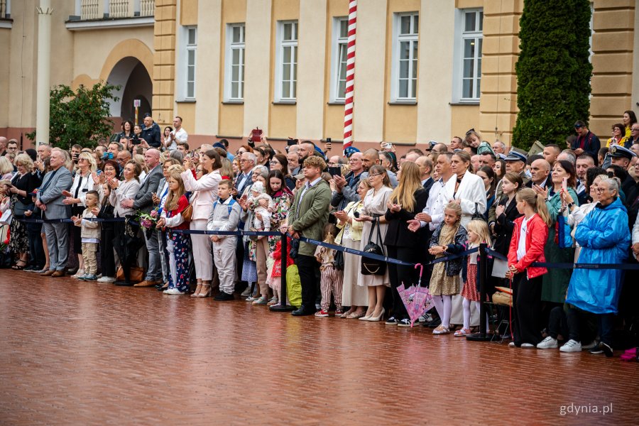 Uroczystość promocji na stopnie oficerskie dla absolwentów kursów oficerskich na Akademii Marynarki Wojennej w Gdyni (fot. Kamil Złoch)