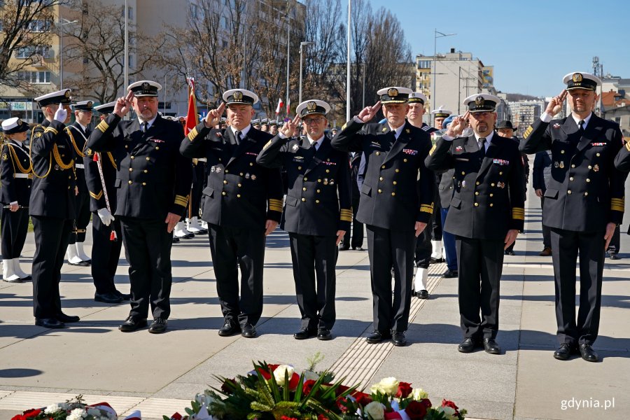 Przedstawiciele Marynarki Wojennej składający kwiaty pod pomnikiem Polski Morskiej podczas uroczystości z okazji 80. rocznicy zakończenia walk o Gdynię