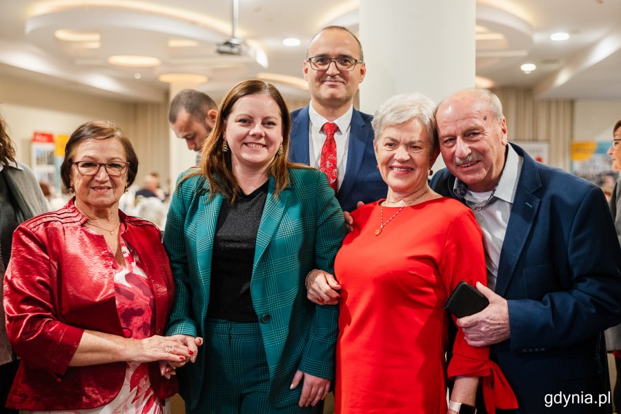 Wicewojewoda pomorski Emil Rojek i prezydent Gdyni Aleksandra Kosiorek pozują do zdjęcia z gdyńskimi seniorami