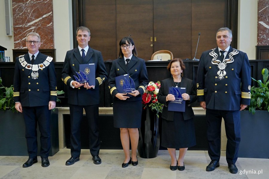 prof. dr hab. inż. kpt. ż.w. Adam Weintrit &ndash; rektor Uniwersytetu Morskiego w Gdyni i prof. UMG dr hab. Dariusz Barbucha &ndash; prorektor ds. nauki Uniwersytetu Morskiego z nagrodzonymi pracownikami uczelni 