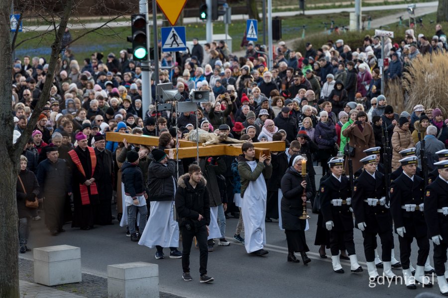 Uczestnicy Gdyńskiej Drogi Krzyżowej idący w procesji