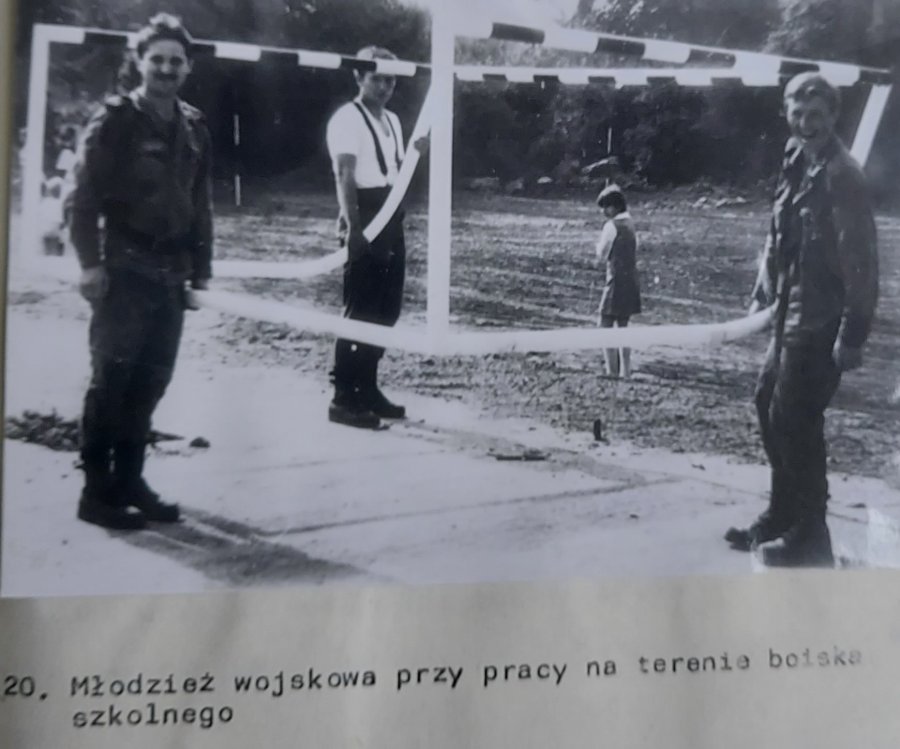 Wielu absolwentów szkoły wspomina jak wojsko pomagało w placówce // fot. archiwum SP28