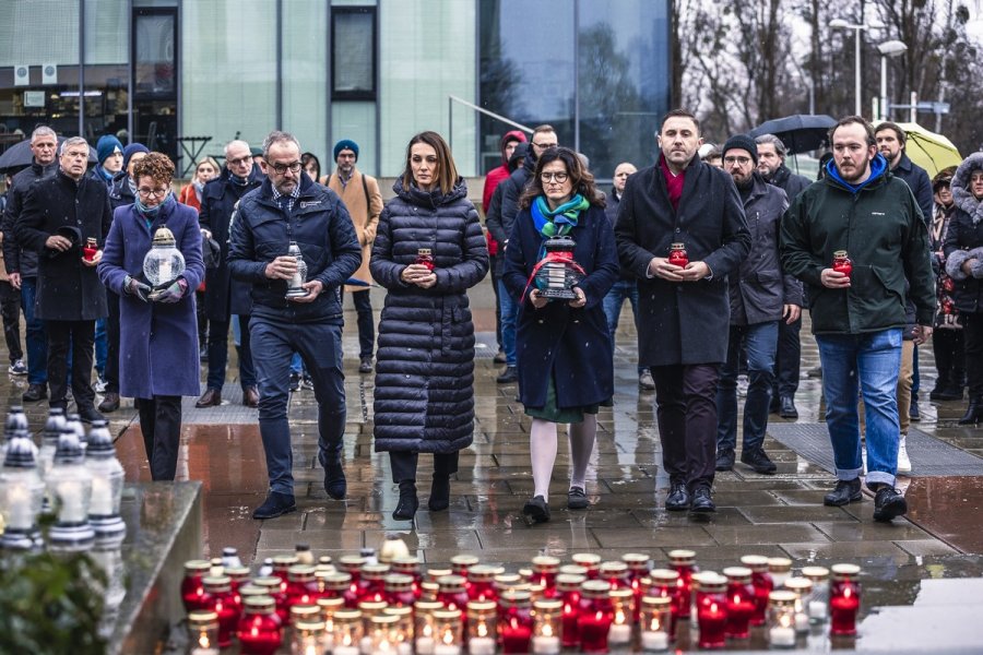 Od lewej: Magdalena Czarzyńska-Jachim - nowa komisarz w Sopocie, prof. Piotr Stepnowski - rektor Uniwersytetu Gdańskiego, Beata Rutkiewicz - wojewoda pomorska, Aleksandra Dulkiewicz - prezydent Gdańska, Piotr Borawski - zastępca prezydent Gdańska ds. przedsiębiorczości i ochrony klimatu składający znicze podczas uroczystości ku czci ofiar strzelaniny na praskim uniwersytecie, która odbyła się na placu im. prof. Andrzeja Ceynowy na kampusie Uniwersytetu Gdańskiego