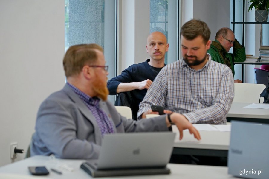 Szymon Lepper, Nikodem Czajkowski i Adam Chyliński &ndash; członkowie Rady ds. Mężczyzn podczas posiedzenia (fot. Magdalena Czernek)