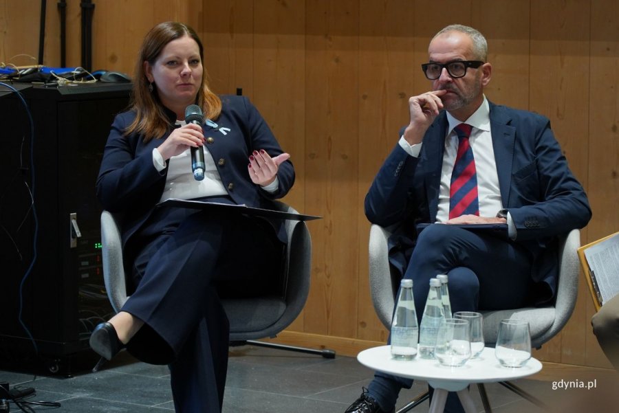 Panel dyskusyjny. Na zdjęciu: prezydent Gdyni Aleksandra Kosiorek i  rektor UG prof. dr hab. Piotr Stepnowski (fot. Magdalena Starnawska)