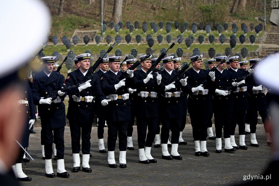 Marynarze oddają salwę honorową podczas uroczystości z okazji Dnia Pamięci Ofiar Zbrodni Katyńskiej // fot. Przemysław Kozłowski