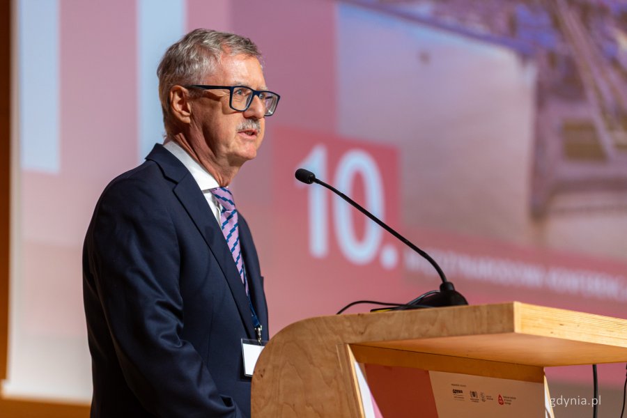 Profesor dr hab. inż. arch. Jakub Szczepański podczas panelu otwierającego konferencję „Modernizm w Europie – modernizm w Gdyni” – dzień pierwszy, piątek, 18 września (fot. Kamil Złoch)