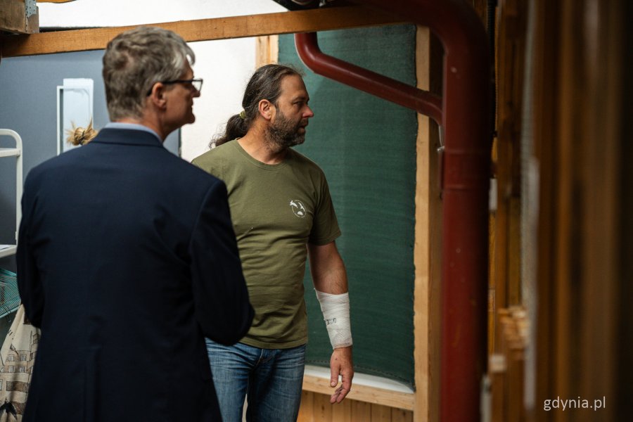 Obiekty należące do Pomorskiego Ośrodka Rehabilitacji Dzikich Zwierząt „Ostoja” w Pomieczynie. Na zdjęciu ornitolog Leszek Damps i wiceprezydent Gdyni Rafał Geremek (fot. Kamil Złoch)