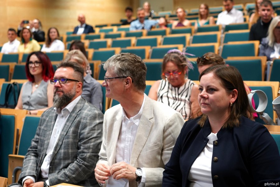 Na zdjęciu (od prawej) m.in.: prezydent Gdyni Aleksandra Kosiorek, wiceprezydent Gdyni Rafał Geremek i dr Maciej Zborowski, prodziekan Wydziału Zarządzania Wyższej Szkoły Administracji i Biznesu w Gdyni