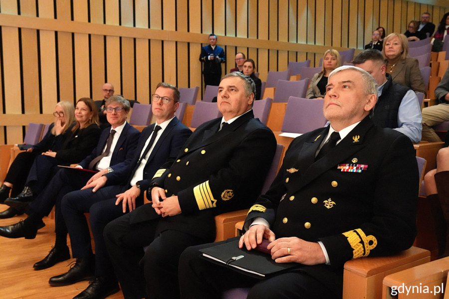 Debata rektor&oacute;w "Gdynia! Wyb&oacute;r na dziś. Miasto na jutro", podczas kt&oacute;rej rektorzy gdyńskich uczelni: kontradmirał prof. dr hab. Tomasz Szubrycht z Akademii Marynarki Wojennej, prof. dr hab. inż. kpt. ż.w. Adam Weintrit z Uniwersytetu Morskiego, dr hab. Artur Kozłowski z WSB Merito i dr Tomasz Białas z Wyższej Szkoły Administracji i Biznesu im. Eugeniusza Kwiatkowskiego, rozmawiali o teraźniejszości i przyszłości Gdyni, jej mieszkańc&oacute;w i uczelni 