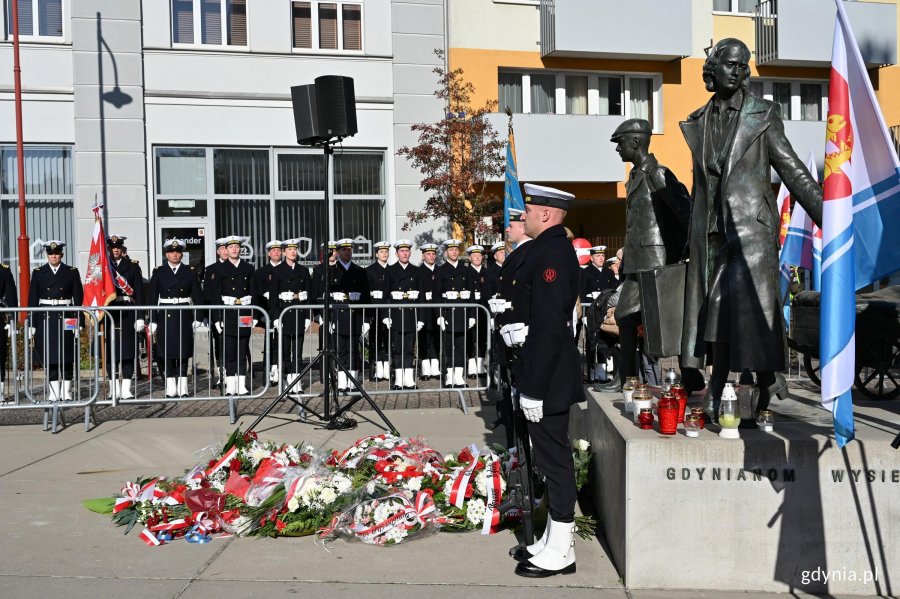 Posterunek honorowy przy Pomniku Gdynian Wysiedlonych podczas uroczystości z okazji 87. rocznicy pierwszych wysiedleń Gdynian 
