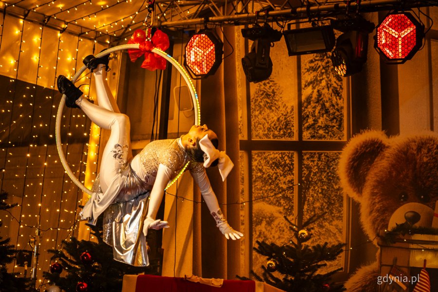 Akrobatyczny Teatr Tańca Mira-Art. Gdyńskie mikołajki w muszli koncertowej na placu Grunwaldzkim (fot. Kamil Złoch)