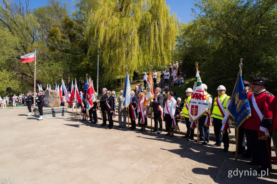 Uczestnicy uroczystości pod Pomnikiem Konstytucji 3 Maja