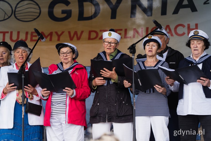 Grupa os&oacute;b w marynarskich strojach