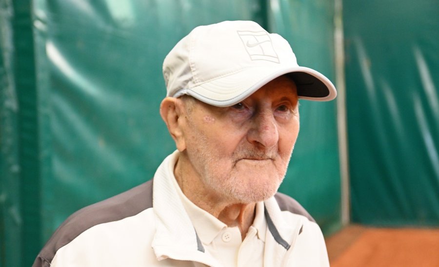 Tadeusz Krzyszkowski, 100-letni tenisista z Gdyni. Fot. Zygmunt Gołab