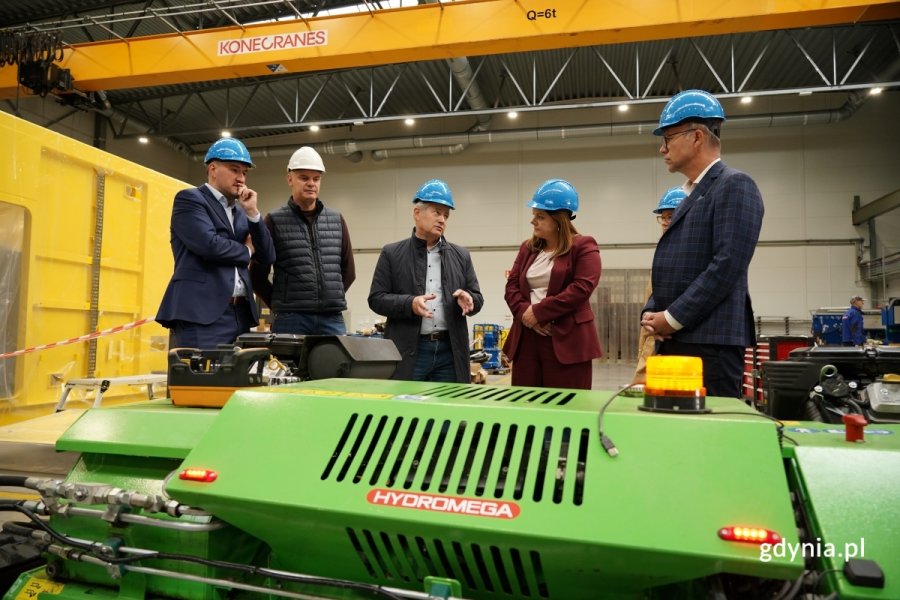 Spotkanie w gdyńskiej firmie Hydromega. Na zdjęciu widoczni przedstawiciele firmy oraz Aleksandra Kosiorek, prezydent Gdyni i Tomasz Augustyniak, wiceprezydent Gdyni. 