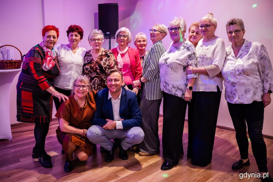 Grupa os&oacute;b pozuje do wsp&oacute;lnego zdjęcia