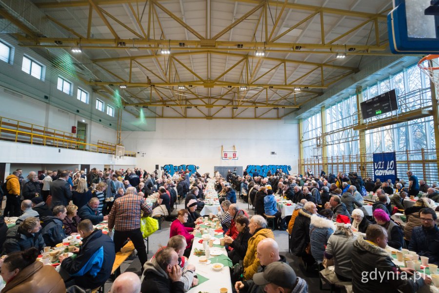 Uczestnicy gdyńskiej wigilii dla samotnych i potrzebujących przy świątecznych stołach 