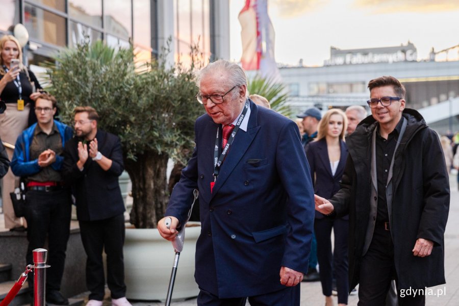 Krzysztof Zanussi na czerwonym dywanie przed Teatrem Muzycznym w Gdyni przed galą otwarcia 51. Festiwalu Polskich Film&oacute;w Fabularnych