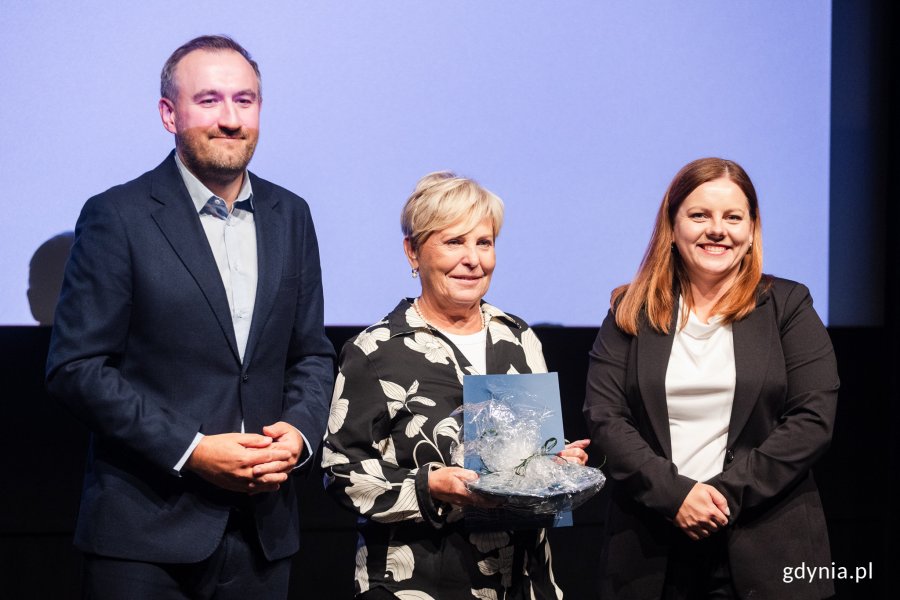 Ewa Słomska, laureatka Nagrody Prezydent Miasta Gdyni dla pracowników ochrony zdrowia, wraz z prezydent Gdyni Aleksandrą Kosiorek i wiceprezydentem Tomaszem Augustyniakiem