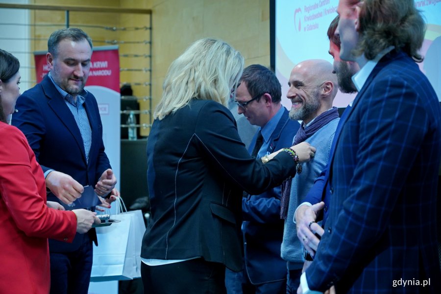 Wiceprezydent Gdyni Tomasz Augustyniak i dr hab. Marlena Robakowska &ndash; dyrektor Regionalnego Centrum Krwiodawstwa i Krwiolecznictwa w Gdańsku wręczający odznaki i legitymacje honorowym dawcom krwi z Gdyni