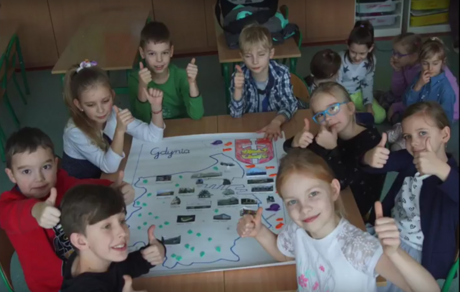 Uczniowie z Dąbrowy odśpiewali gdyńską salsę urodzinową
