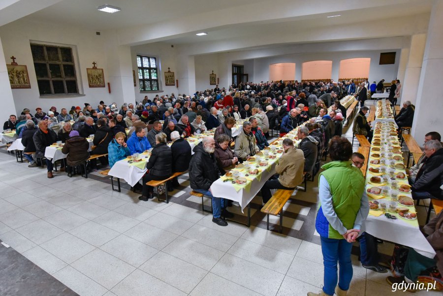 Gdyńskie śniadanie wielkanocne dla samotnych i potrzebujących, fot. Dawid Linkowski