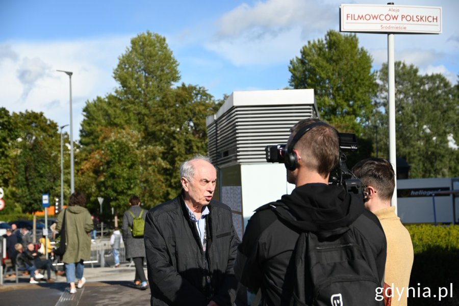 Dyrektor FPFF Leszek Kopeć udziela wywiadu przy alei Filmowców Polskich // fot. Magda Śliżewska