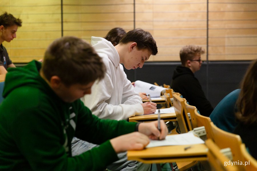 Uczestnicy w trakcie rozwiązywania testu 