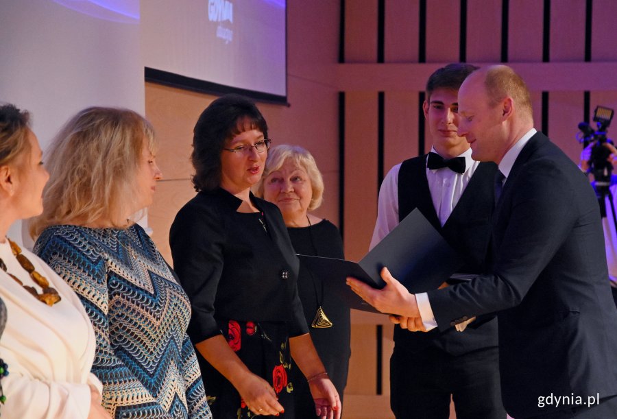 Gala z okazji Dnia Edukacji Narodowej w Gdyni - nagrody wręcza wiceprezydent Gdyni ds. jakości życia, Bartosz Bartoszewicz, fot. Kamil Złoch