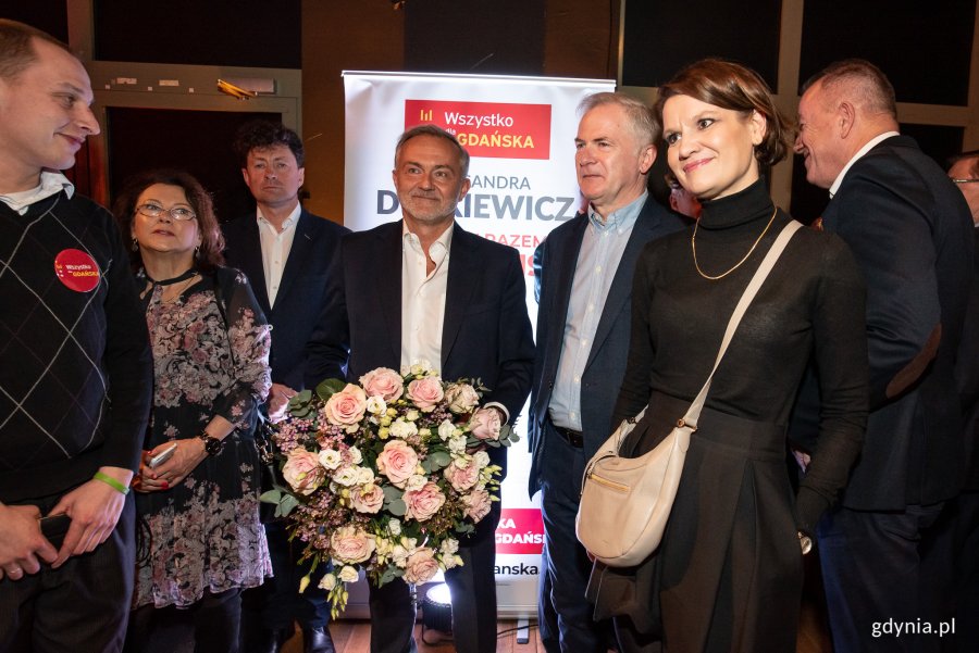 W wieczorze wyborczym w sztabie Aleksandry Dulkiewicz uczestniczyli m.in.: prezydent Gdyni Wojciech Szczurek, wiceprezydent Gdyni Katarzyna Gruszecka-Spychała i senator Sławomir Rybicki // fot. Dawid Linkowski 
