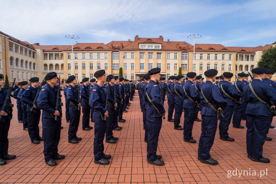 Podchorążowie Akademii Marynarki Wojennej podczas uroczystej przysięgi wojskowej
