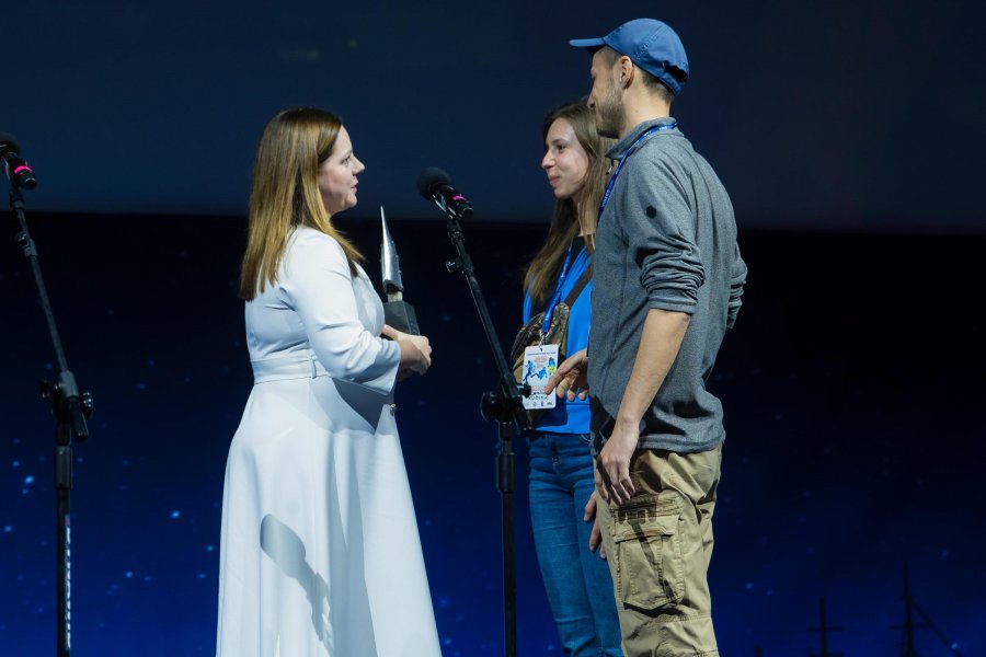 Nagrody wręczyła prezydent Gdyni Aleksandra Kosiorek. Na zdjęciu wraz z: Dominiką Kubiak i Arturem Czermakiem (fot. Paweł Budziński)