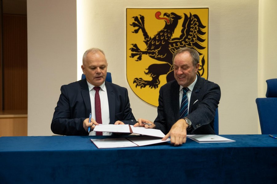 Marszałek Mieczysław Struk i prezes Newagu Zbigniew Konieczek podpisują umowę na zakup nowych Impulsów