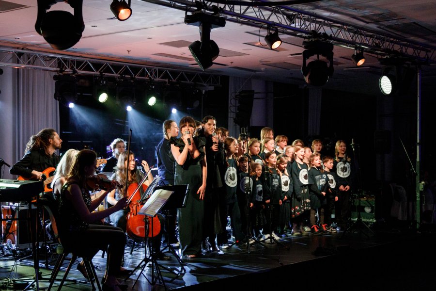 Na scenie Jagoda Jagson z chórem dzieci z Sopockiego Teatru Muzycznego Baabus Musicalis