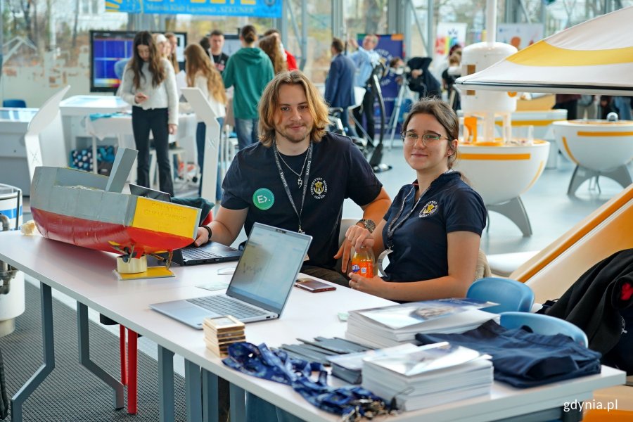 Jedno ze stoisk studentów Uniwersytetu Morskiego w Gdyni na ScienceCom 2025 