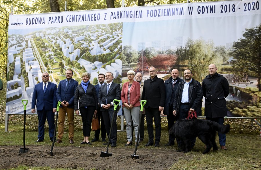 Symboliczne pierwsze łopaty na placu budowy Parku Centralnego w Gdyni, fot. Kamil Złoch