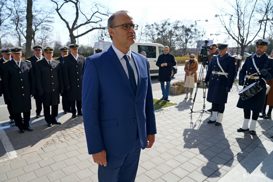 Wicewojewoda pomorski Emil Rojek składający kwiaty pod tablicą Marynarzy Polskich Zamordowanych na Wschodzie