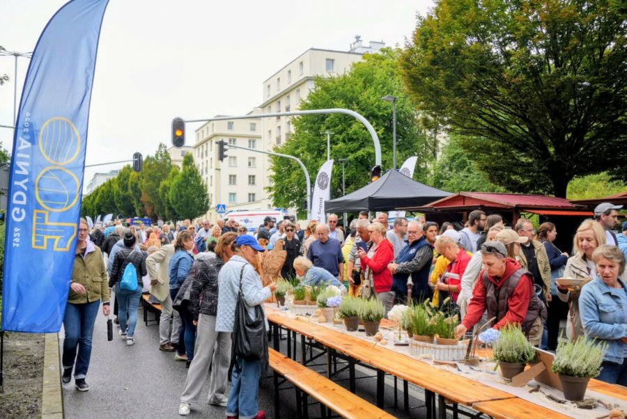 Gdynia świętuje. W Alei Marszałka J. Piłsudskiego stoi 600-metrowy urodzinowy st&oacute;ł (fot. Mirosław Pieślak) 
