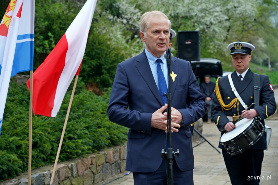 Senator Sławomir Rybicki przemawiający podczas uroczystości z okazji 82. rocznicy wybuchu powstania w getcie warszawskim