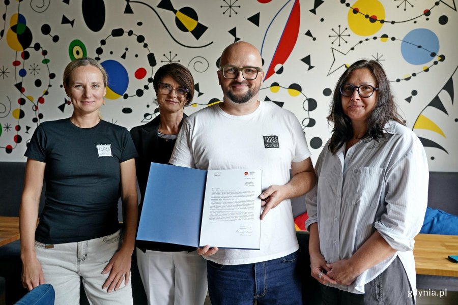 Przedstawicielki Gdyńskiego Centrum Wspierania Przedsiębiorczości z Agnieszką Kukiełko &ndash; naczelniczką Wydziału Polityki Gospodarczej Urzędu Miasta Gdyni na czele podczas jubileuszowego spotkania Maciejem Kamińskim i Katarzyną Czechowską z Tapas Barcelona (fot. Magdalena Czernek)