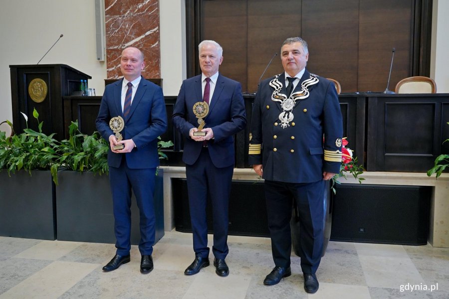 Od lewej: Wojciech Gąsowski &ndash; dyrektor Departamentu Edukacji Morskiej Ministerstwa Infrastruktury i senator Sławomir Rybicki z Medalem &bdquo;Zasłużony dla Szkolnictwa Morskiego&rdquo; wręczonym przez rektora Uniwersytetu Morskiego prof. dr hab. inż. kpt. ż.w. Adama Weintrita podczas posiedzenia senatu uczelni z okazji 106. rocznicy utworzenia Uniwersytetu Morskiego 