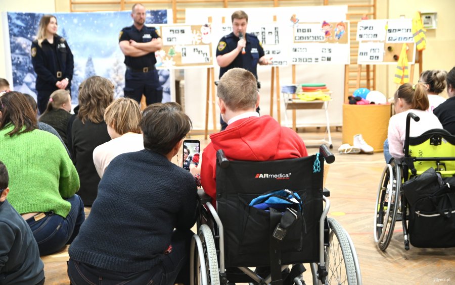 Chłopiec na w&oacute;zku inwalidzkim